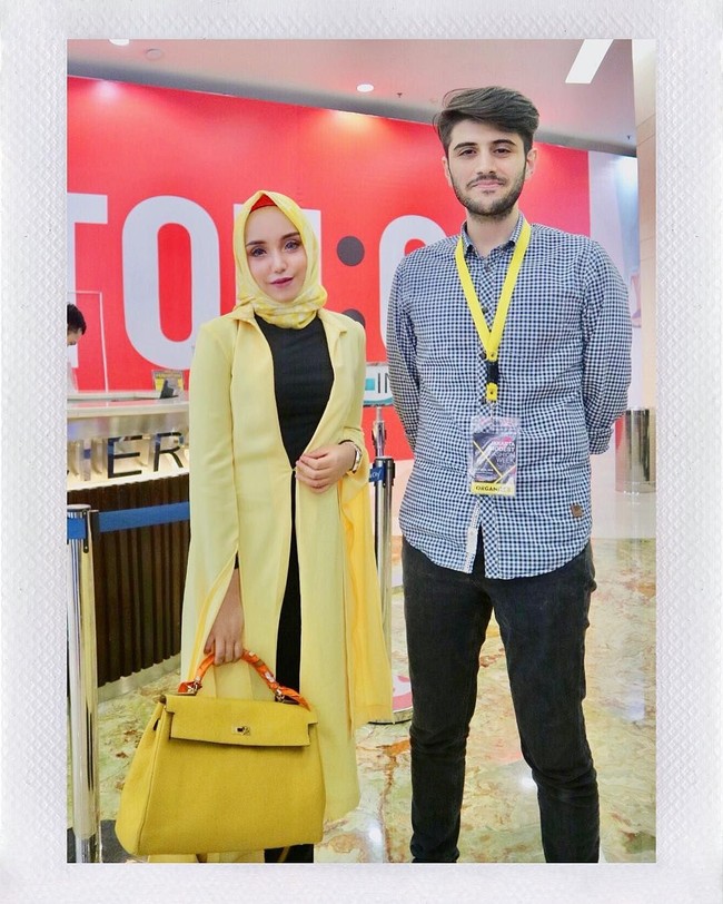 Di kesehariannya, Salma memilih hijab segi empat yang dipakai secara simpel. Ia pun cukup berani mencoba beragam warna mulai dari warna pastel hingga bold.Foto: Instagram/salmafinasunan