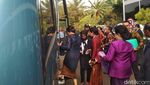 Kompaknya Sri Mulyani hingga Rini Naik Bus ke JCC