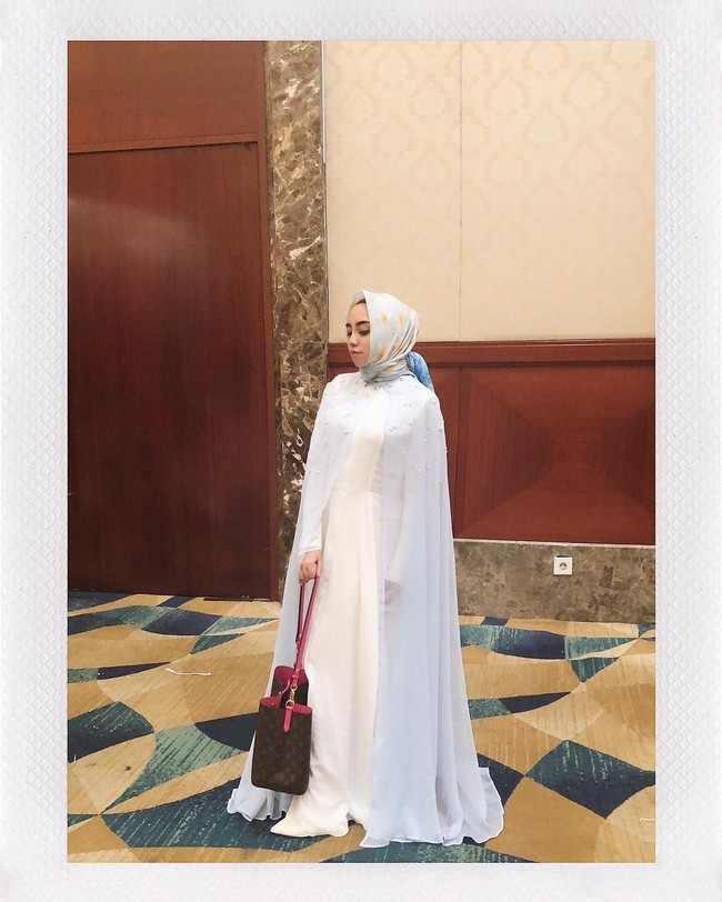 Meski tetap memakai hijab dan menghindari pakaian seksi, Salmafina tetap jadi bahan gunjingan netizen. Di awal perubahannya, Salma sempat menonaktifkan kolom komentar Instagram-nya. Foto: Instagram/salmafinasunan