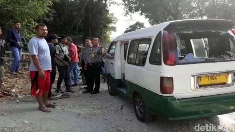 Pelajar Rusak Angkot di Sukabumi, 1 Orang Luka Bacokan Celurit Pelajar Rusak Angkot di Sukabumi, 1 Orang Luka Bacokan Celurit