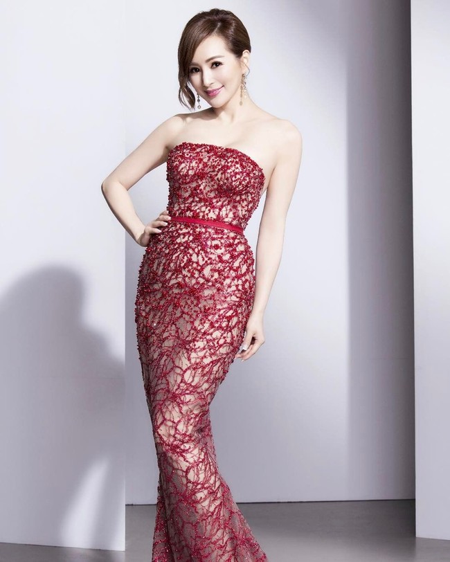 Bagaimana menurutmu dengan penampilan Candy yang disebut netizen sebagai wanita tua terseksi ini? Foto: Instagram