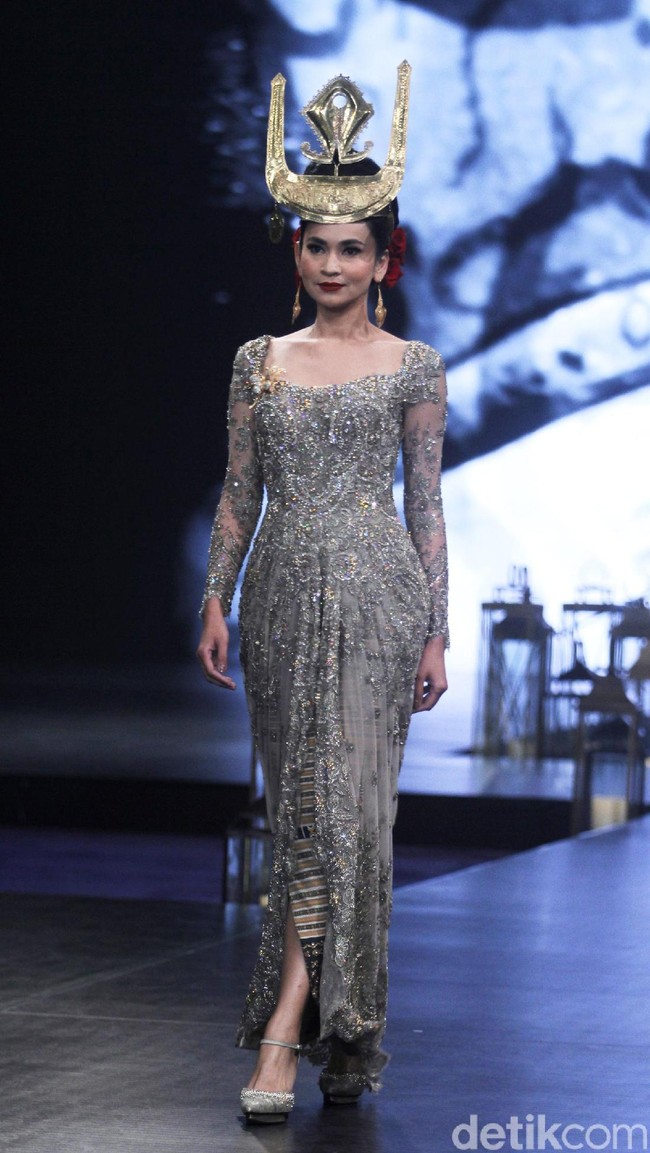 Fashion show koleksi  terbaru dari Vera Anggraini atau lebih dikenal dengan nama Vera Kebaya yang mengusung tema Merajut nusantara berlangsung di Ballroom Raffles Hotel, Jakarta, Rabu [15/8/2018]. Foto: Mohammad Abduh/Wolipop