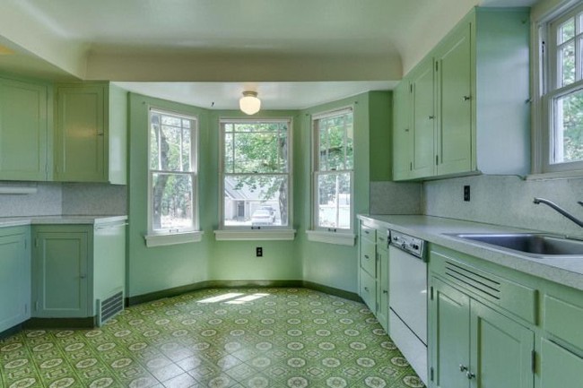 Dapur didominasi warna hijau muda. Lokasi ini juga pernah muncul di beberapa adegan Twilight. Seperti bernostalgia, ya? Foto: Dok. Sothebys International Realty