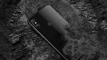 Baterai berkapasitas 3.000 mAh disematkan dalam ponsel ini. Menjalankan Android 8.1 Oreo dan dilengkapi sensor sidik jari di bagian belakang. Foto: Motorola