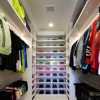 Khloe Kardashian juga memiliki ruang khusus untuk menyimpan baju-baju olahraga dan fitnes miliknya. Ada ransel, short pants, jaket, celana training, legging, dan ratusan pasang trainer. Foto: Instagram/Getty Images
