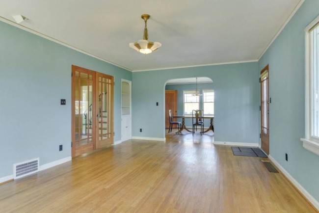 Untuk keperluan syuting, produser kreatif film Twilight sedikit menata ulang bagian dalam rumah. Dinding-dinding rumah diganti cat dengan warna putih, kuning dan teal. Foto: Dok. Sothebys International Realty