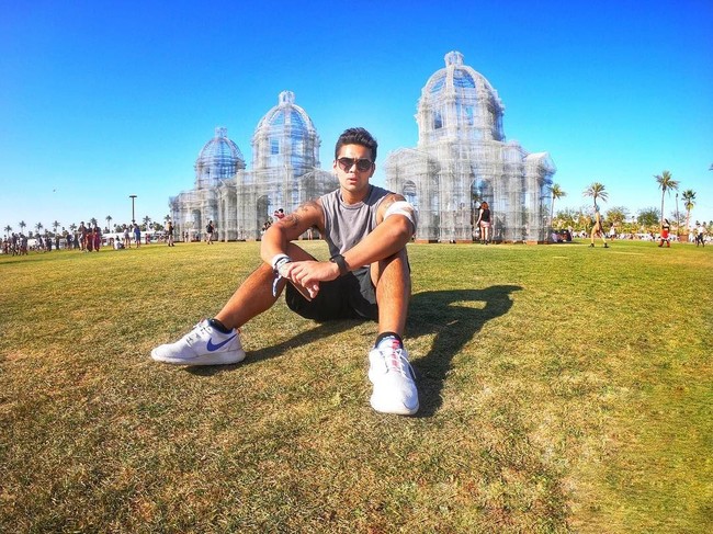 Sneakers andalanya didominasi sepatu keluaran Nike. Mulai dari seri vintage hingga terkini seperti yang dipakai Aero saat menyambangi festival musik ternama Coachella. (Foto: Instagram/@aeroaswar)