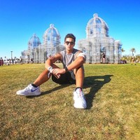 Sneakers andalanya didominasi sepatu keluaran Nike. Mulai dari seri vintage hingga terkini seperti yang dipakai Aero saat menyambangi festival musik ternama Coachella. (Foto: Instagram/@aeroaswar)