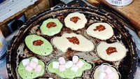 Kur cubit bisa dibeli di penjual kue cubit gerobak. Bisa pesan matang, setengah matang dengan aneka topping. Enak dimakan hangat. Foto : Instagram @karniamerriana