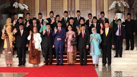 Jokowi berfoto bersama pimpinan DPR, MPR dan DPD.