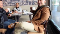 Politisi yang akrab disapa Pak De ini, disebut mirip dengan perpaduan aktor Dwayne Johnson dan Vin Diesel. Lewat akun Instagramnya, De Gadjah sering membagikan keseruannya ketika kulineran. Foto: Instagram @de_gadjah