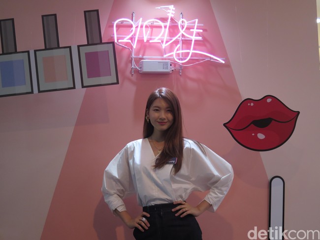 Aku lebih tertarik dengan makeup yang lebih kuat tapi aku pikir tahun ini banyak menggunakan beragam warna tapi yang cocok untuk semua orang. Seperti menggunakan warna aksen untuk makeup, kata Jinkyung. Foto: Rahmi Anjani/Wolipop