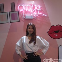 Aku lebih tertarik dengan makeup yang lebih kuat tapi aku pikir tahun ini banyak menggunakan beragam warna tapi yang cocok untuk semua orang. Seperti menggunakan warna aksen untuk makeup, kata Jinkyung. Foto: Rahmi Anjani/Wolipop