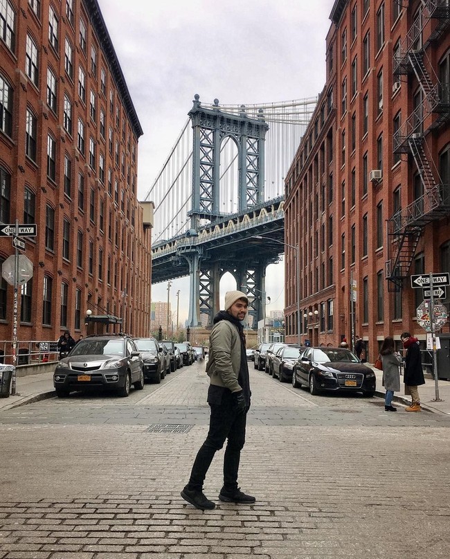 Musim dingin bukan penghalang peraih medali emas di Asian Beach Games kedua 2010 di Muscat, Oman, untuk tetap tampil maksimal. Berkunjung ke New York City, AS, ia mengenakan busana serba hitam namun dikontraskan dengan jaket bomber coklat sehingga tak terasa monoton. (Foto: Instagram/@aeroaswar)