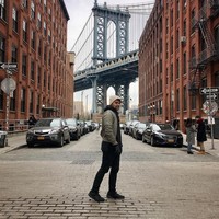 Musim dingin bukan penghalang peraih medali emas di Asian Beach Games kedua 2010 di Muscat, Oman, untuk tetap tampil maksimal. Berkunjung ke New York City, AS, ia mengenakan busana serba hitam namun dikontraskan dengan jaket bomber coklat sehingga tak terasa monoton. (Foto: Instagram/@aeroaswar)