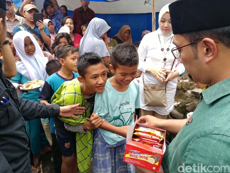 Ridwan Kamil Bagi-bagi Coklat ke Korban Gempa Lombok Ridwan Kamil Bagi-bagi Coklat ke Korban Gempa Lombok