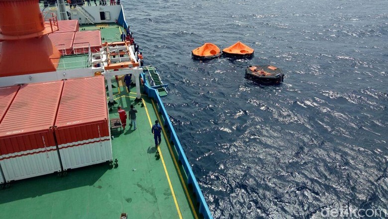 Kapal Feri Tenggelam di Halmahera, 5 Orang Hilang Kapal Feri Tenggelam di Halmahera, 5 Orang Hilang