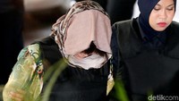 Satu terdakwa lain asal Vietnam Doan Thi Huong tiba di pengadilan. REUTERS/Lai Seng Sin.