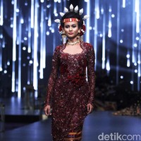 Fashion show koleksi  terbaru dari Vera Anggraini atau lebih dikenal dengan nama Vera Kebaya yang mengusung tema Merajut nusantara berlangsung di Ballroom Raffles Hotel, Jakarta, Rabu [15/8/2018]. Foto: Mohammad Abduh/Wolipop