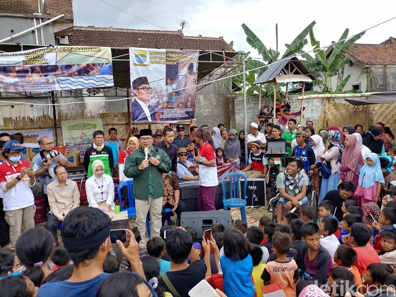 Ridwan Kamil Hibur Pengungsi Kampung Bandung di Lombok Ridwan Kamil Hibur Pengungsi Kampung Bandung di Lombok
