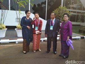 Kompaknya Sri Mulyani hingga Rini Naik Bus ke JCC