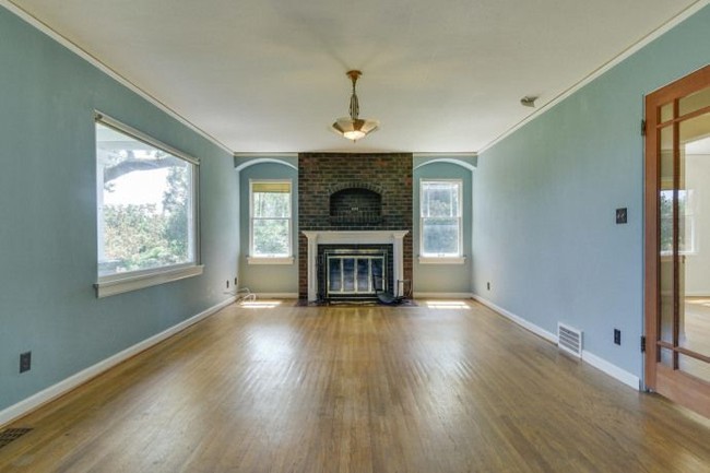 Ada pula perapian dari batu bata berdesain vintage yang menambah kesan rustic. Foto: Dok. Sothebys International Realty