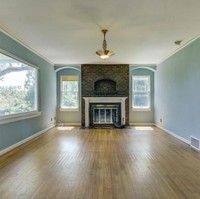 Ada pula perapian dari batu bata berdesain vintage yang menambah kesan rustic. Foto: Dok. Sothebys International Realty