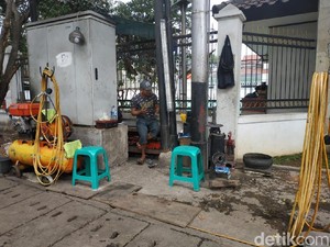 Nyali Besar Tukang Tambal Ban Pinggir Jalan Ini Benar atau salah?