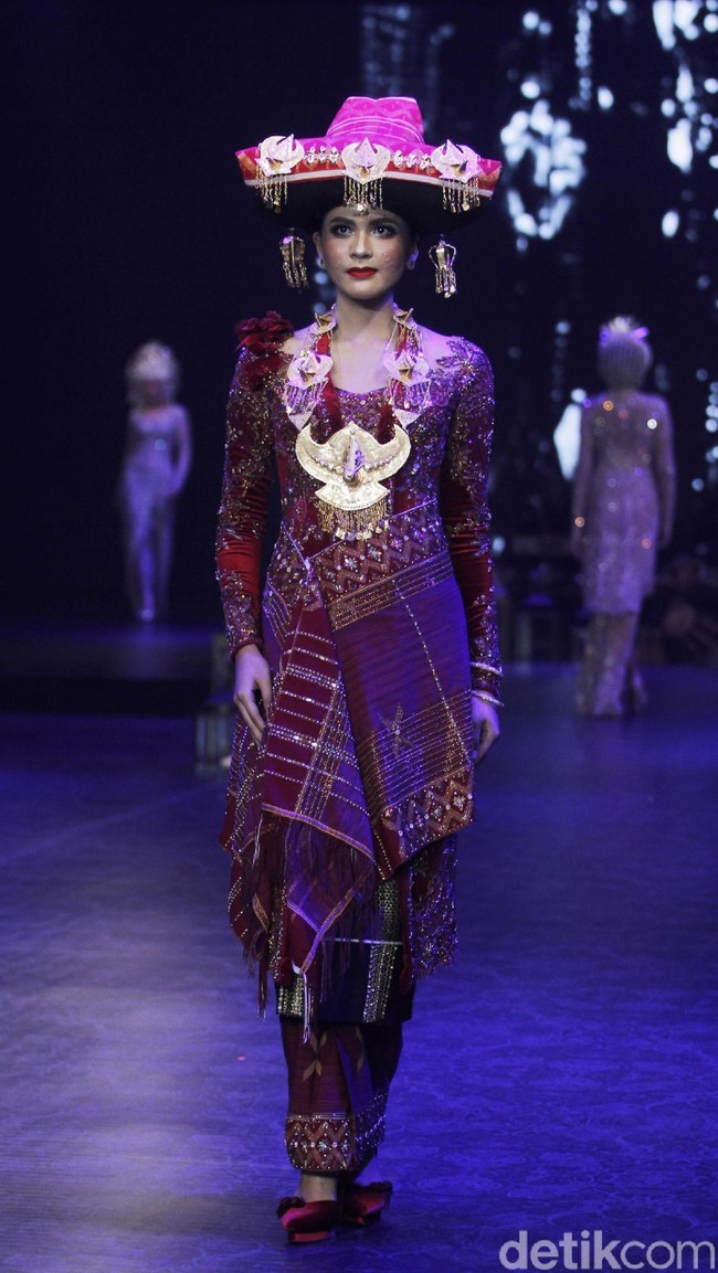 Fashion show koleksi  terbaru dari Vera Anggraini atau lebih dikenal dengan nama Vera Kebaya yang mengusung tema Merajut nusantara berlangsung di Ballroom Raffles Hotel, Jakarta, Rabu [15/8/2018]. Foto: Mohammad Abduh/Wolipop