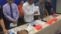Foto: Sertifikat Bank Indonesia yang dimiliki UN Swissindo itu adalah palsu karena BI tidak pernah mengeluarkan sertifikat-sertifikat tersebut, kata Wadir Tipideksus Bareskrim Polri Kombes Daniel Tahi Monang Silitonga di Bareskrim Polri, Gambir, Jakarta Pusat, Kamis (16/8/2018). Fotografer: Ibnu Hariyanto/detikcom