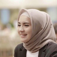 Di kesehariannya, Analisa sering terlihat memakai busana berwarna lembut seperti merah muda, khaki, cokelat, dan biru muda. Hijab segi empat jadi favoritnya. Foto: Instagram/analisawidyaningrum