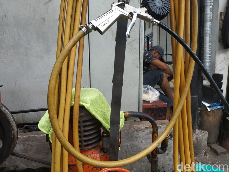 Tambal ban pinggir jalan Foto: Ridwan Arifin/detikOto Tambal ban pinggir jalan Foto: Ridwan Arifin/detikOto