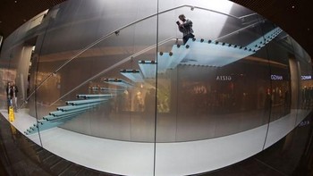 Kembali terlihat penampakan tangganya yang sangat keren. Foto: Apple Store Istanbul