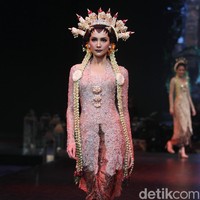 Fashion show koleksi  terbaru dari Vera Anggraini atau lebih dikenal dengan nama Vera Kebaya yang mengusung tema Merajut nusantara berlangsung di Ballroom Raffles Hotel, Jakarta, Rabu [15/8/2018]. Foto: Mohammad Abduh/Wolipop