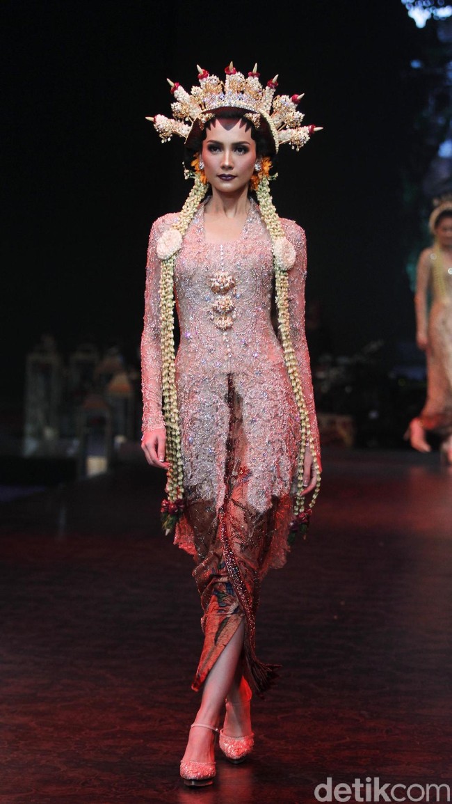 Fashion show koleksi  terbaru dari Vera Anggraini atau lebih dikenal dengan nama Vera Kebaya yang mengusung tema Merajut nusantara berlangsung di Ballroom Raffles Hotel, Jakarta, Rabu [15/8/2018]. Foto: Mohammad Abduh/Wolipop