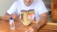 Meski menerapkan pola hidup sehat dan teratur. De Gadjah sesekali tetap melakukan cheat day, dan memilih semangkuk mie hangat. Foto: Instagram @de_gadjah