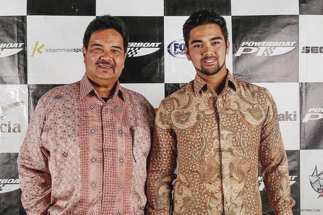 Aero kompak berbatik dengan sang ayah, Fully Aswar. Sang ayahlah yang memperkenalkan olahraga jetski kepada Aero saat masih berusia empat tahun. (Foto: Instagram/@aeroaswar)