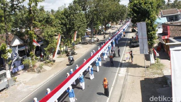 Ribuan pelajar bentangkan bendera/