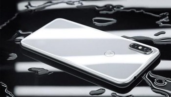 Sementara untuk selfie terdapat kamera 12 MP. Motorola membekali teknologi AI untuk memaksimalkan mengabadikan momen. Foto: Motorola