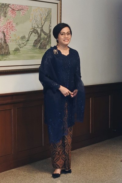 Cantik dan Anggun Sri Mulyani Berkebaya Biru di Sidang 