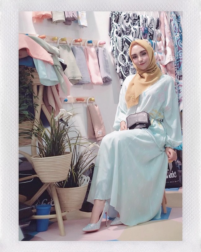 Pernikahan Salmafina dan Taqi Malik sempat jadi perbincangan hangat netizen. Salmafina yang berhijrah kala itu menikahi Taqi Malik yang mengenyam pendidikan di Cairo. Sayangnya, mereka resmi bercerai awal tahun 2018 lalu. Foto: Instagram/salmafinasunan