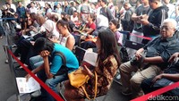 Penukaran tiket opening ceremony Asian Games 2018 dibuka hari ini di kantor Kiostix. Antrean pembeli yang mencapai ratusan orang mengular sambil panas-panasan.