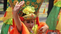 Tarian tradisional Betawi ikut memeriahkan kedatangan obor.