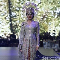 Fashion show koleksi  terbaru dari Vera Anggraini atau lebih dikenal dengan nama Vera Kebaya yang mengusung tema Merajut nusantara berlangsung di Ballroom Raffles Hotel, Jakarta, Rabu [15/8/2018]. Foto: Mohammad Abduh/Wolipop