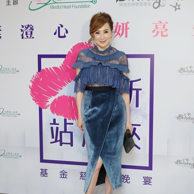 Dengan kulitnya yang mulus, bebas keriput, dan tubuhnya yang langsing, sulit dipercaya bahwa Candy Lo berusia 50 tahunan. Foto: Instagram