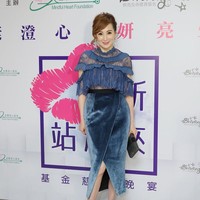 Dengan kulitnya yang mulus, bebas keriput, dan tubuhnya yang langsing, sulit dipercaya bahwa Candy Lo berusia 50 tahunan. Foto: Instagram