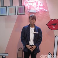 Meski tak bicara mengenai tren, Tony mengaku jika untuknya makeup adalah all or nothing. Menurutku tren itu penting tapi aku sangat menyukai full makeup, katanya sambil tertawa. Foto: Rahmi Anjani/Wolipop