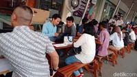 Di tempat penukaran tiket, Kiostix menyediakan tenda mini, kursi-kursi, dan air mineral ukuran gelas untuk para pengunjung.