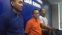 Foto: Wajah bos Sekte Penghapus Utang ini dipamerkan polisi ke publik di Bareskrim Polri, Gambir, Jakarta Pusat, Kamis (16/8/2018). Tersangka Sino mengenakan baju tahanan warna oranye. Fotografer: Ibnu Hariyanto/detikcom