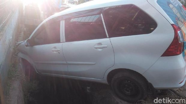 Kecelakaan mobil Xenia